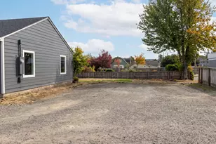1699 Pine St, Florence, OR 97439 - Photo 5