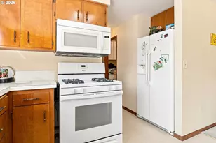828 Oregon Way, Woodburn, OR 97071 - Photo 15