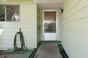 828 Oregon Way, Woodburn, OR 97071 - Photo 3