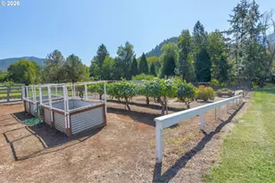 7695 N Applegate Rd, Grants Pass, OR 97527 - Photo 41