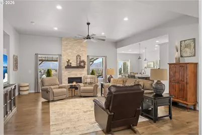 832 Sand Pines Ave, Sutherlin, OR 97479 - Photo 5