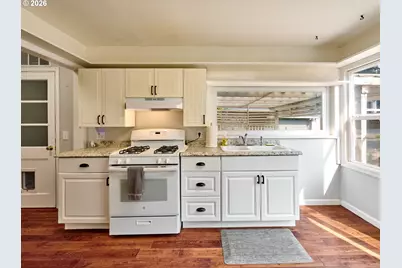 845 S Water St, Silverton, OR 97381 - Photo 11