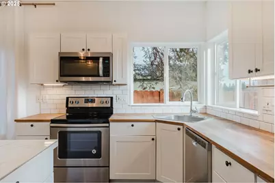 61142 Brookhollow Dr, Bend, OR 97702 - Photo 9