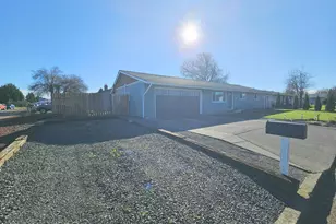 390 N 7th Pl, Harrisburg, OR 97446 - Photo 3