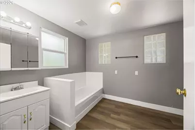 6424 NE Hassalo St, Portland, OR 97213 - Photo 9