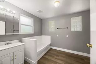 6424 NE Hassalo St, Portland, OR 97213 - Photo 9