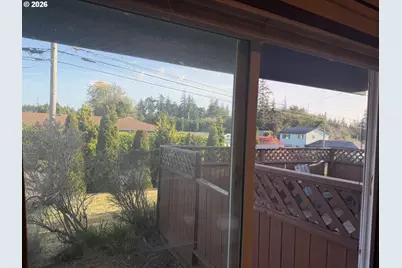 1086 Lewis St, North Bend, OR 97459 - Photo 15