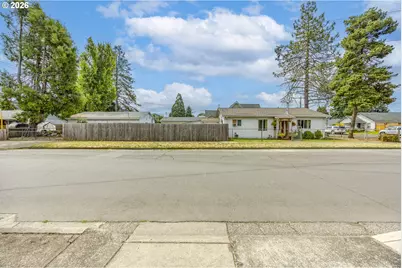 805 E Quincy Ave, Cottage Grove, OR 97424 - Photo 15