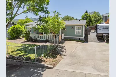 946 NE Laurance St, Myrtle Creek, OR 97457 - Photo 5