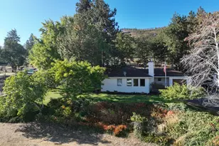 2534 W 10th St, The Dalles, OR 97058 - Photo 3