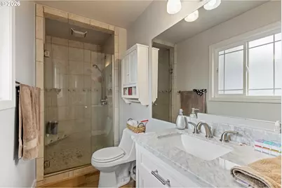 137 N River Dr, Roseburg, OR 97470 - Photo 31