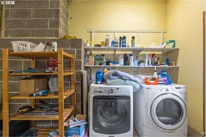 137 N River Dr, Roseburg, OR 97470 - Photo 39