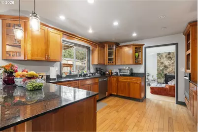 137 N River Dr, Roseburg, OR 97470 - Photo 17