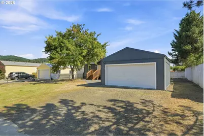 310 Sunny Ln, Sutherlin, OR 97479 - Photo 3