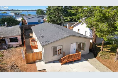 660 S Wall St, Coos Bay, OR 97420 - Photo 1