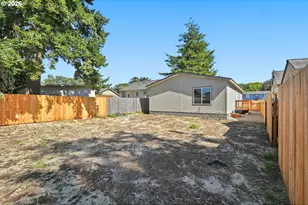 660 S Wall St, Coos Bay, OR 97420 - Photo 29