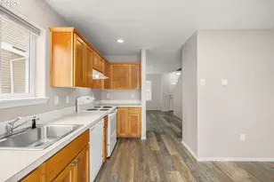 11885 SE Pine St, Portland, OR 97216 - Photo 9
