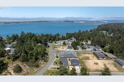 683 Lakeshore Dr, Coos Bay, OR 97420 - Photo 47