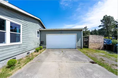 683 Lakeshore Dr, Coos Bay, OR 97420 - Photo 9
