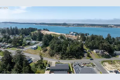 683 Lakeshore Dr, Coos Bay, OR 97420 - Photo 3