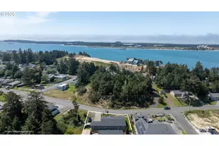 683 Lakeshore Dr, Coos Bay, OR 97420 - Photo 3
