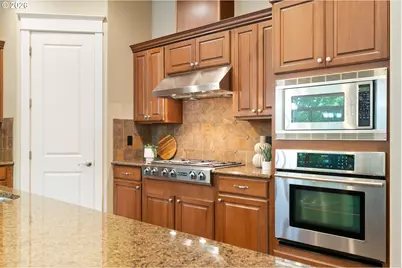 8175 SW Laurelwood Ct, Portland, OR 97225 - Photo 9