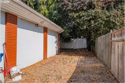 1890 Capitol St NE, Salem, OR 97301 - Photo 13