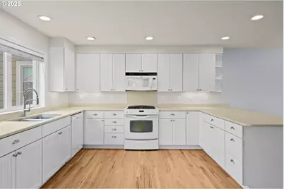 906 SW 7th St #B, Newport, OR 97365 - Photo 3