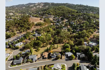 1219 NE Junker Ave, Roseburg, OR 97470 - Photo 9