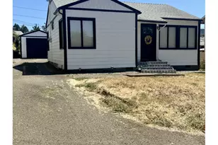727 NE Jackson St, Roseburg, OR 97470 - Photo 1