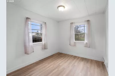 325 NW 2nd Ave, Kelso, WA 98626 - Photo 9