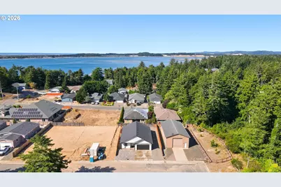 768 Division Ave, Coos Bay, OR 97420 - Photo 43