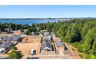 768 Division Ave, Coos Bay, OR 97420 - Photo 43