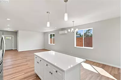 768 Division Ave, Coos Bay, OR 97420 - Photo 9