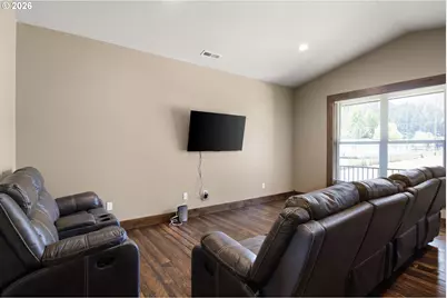 955 Oak Hill Rd, Roseburg, OR 97471 - Photo 11