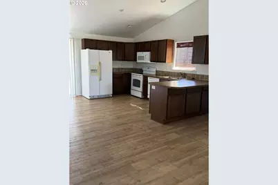 371 Bridgeport Ave, Umatilla, OR 97882 - Photo 3