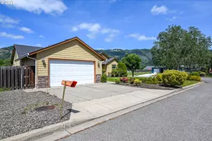 335 Weaver Ave, Myrtle Creek, OR 97457 - Photo 3