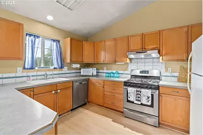 2966 NE Douglas Ave, Roseburg, OR 97470 - Photo 9