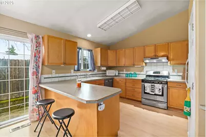 2966 NE Douglas Ave, Roseburg, OR 97470 - Photo 11