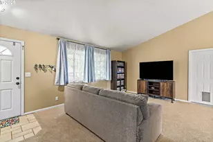 2966 NE Douglas Ave, Roseburg, OR 97470 - Photo 5