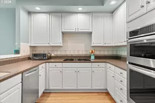 1239 SW Gaines St, Portland, OR 97239 - Photo 9