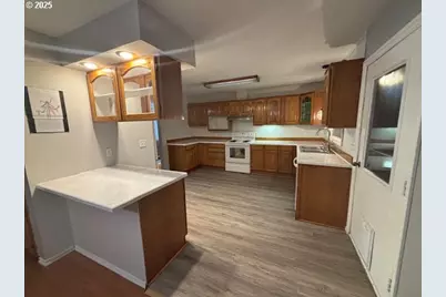 911 Division Ave, La Grande, OR 97850 - Photo 3