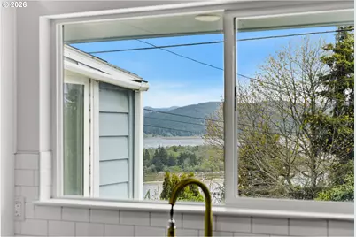 546 W Fir Ave, Coos Bay, OR 97420 - Photo 15