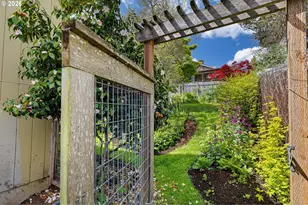 2090 Hawkins Ln, Eugene, OR 97405 - Photo 39