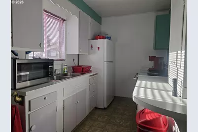 466 S 6th St, Independence, OR 97351 - Photo 13