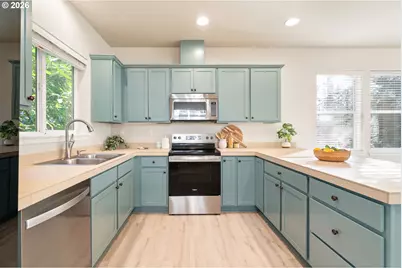 8062 SW 33rd Pl, Portland, OR 97219 - Photo 9