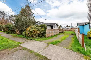 1066 S 8th St, Coos Bay, OR 97420 - Photo 5