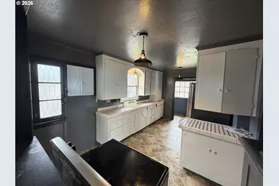 1066 S 8th St, Coos Bay, OR 97420 - Photo 13