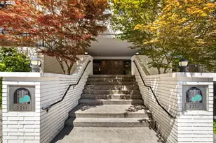 2211 SW Park Pl, Portland, OR 97205 - Photo 3