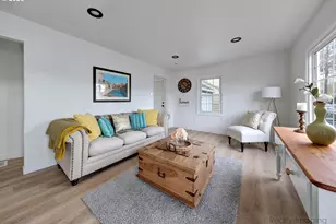 8225 SE Raymond Ct, Portland, OR 97266 - Photo 3